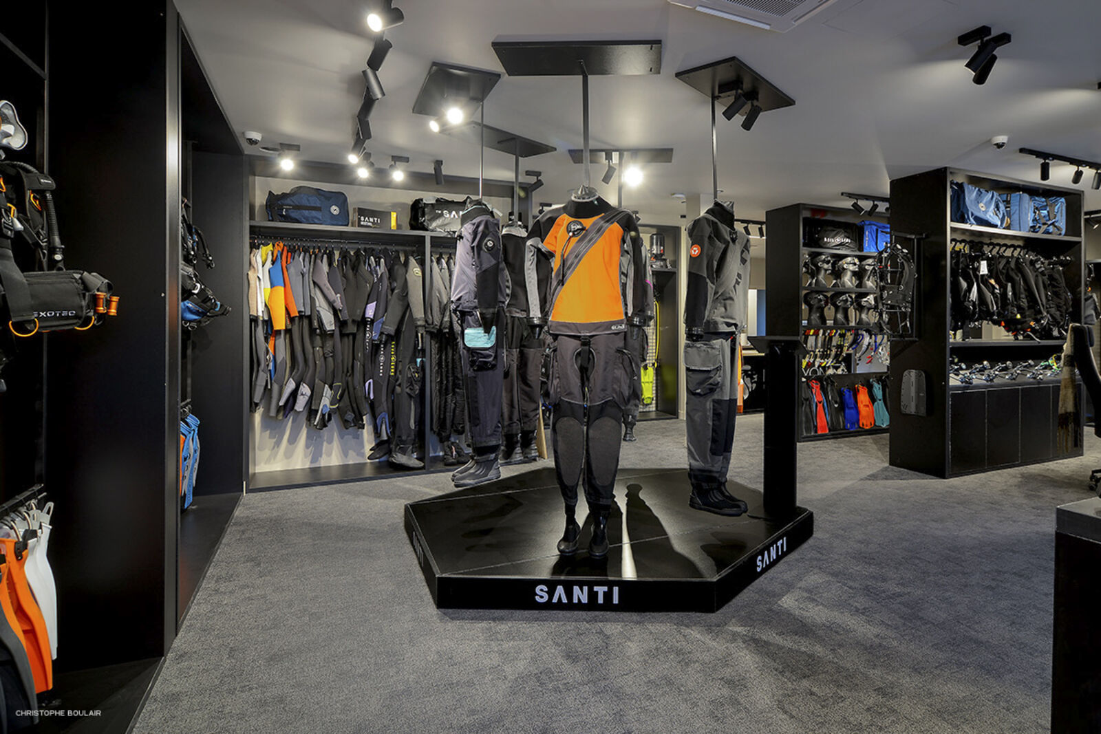 Intérieur de la boutique Dive Lyon : espace de vente et matériel de plongée
