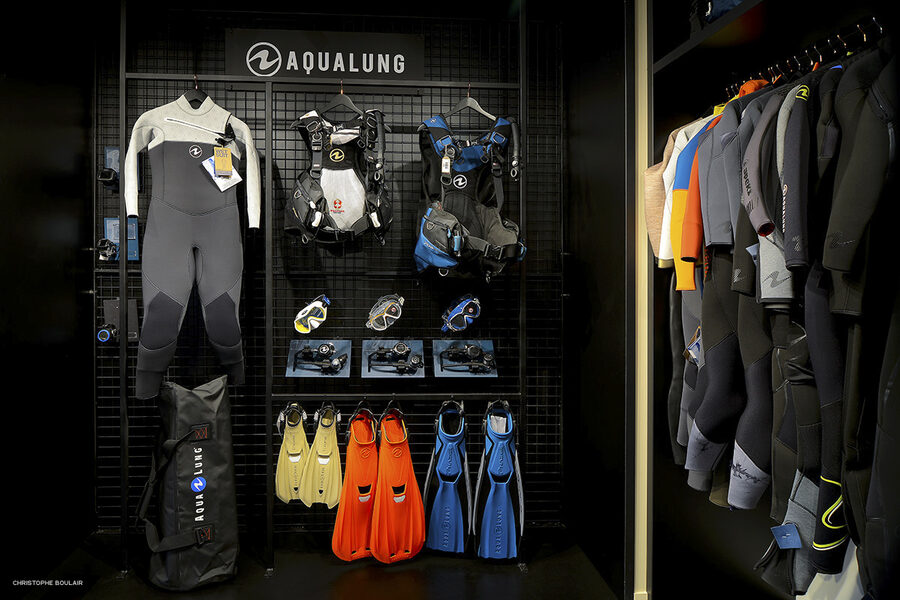 Sélection Aqualung présentée en boutique Dive Lyon : combinaisons, gilets et palmes